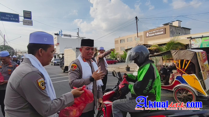 Team Pelayanan Polisi Sorban Putih Berbagi Takjil