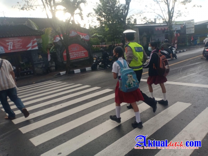 Sat Lantas Polres Karangasem Laksanakan Pengaturan Arus Lalin di Depan SDN 4 Subagan
