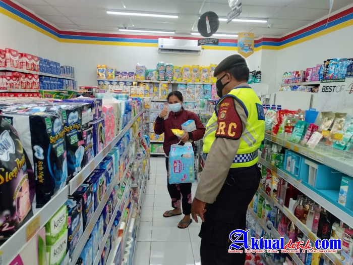 Sambangi Toko Modern, Patroli Polsek Tampaksiring Sampaikan Himbauan Prokes