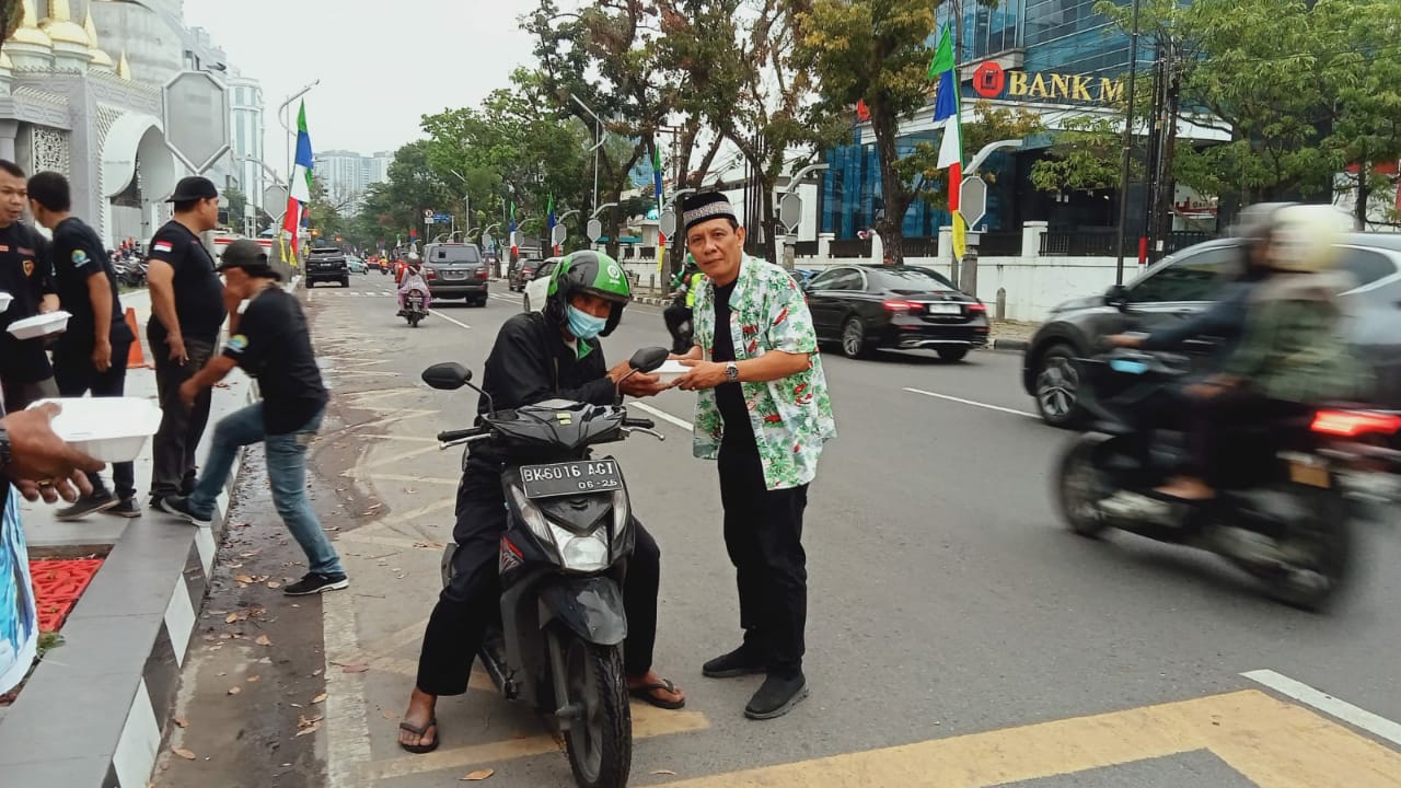 Rekan -Rekan Media Berbagi Ratusan Takjil di Depan Kantor Gubsu