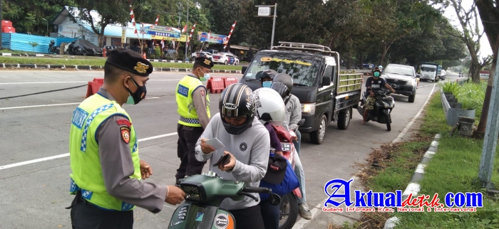 Secara Aktif Personil Ops Aman Nusa Agung II Gelar Penyekatan di By pas Ida Bagus Mantra