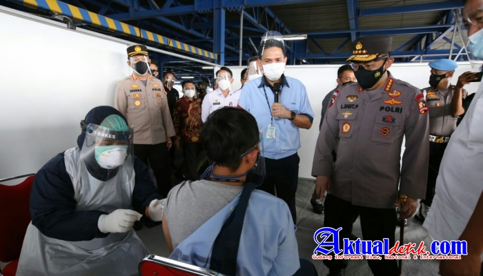 Tinjau Vaksinasi Buruh, Kapolri Minta Buruh Terus Kawal Program Pemerintah Wujudkan Herd Immunity