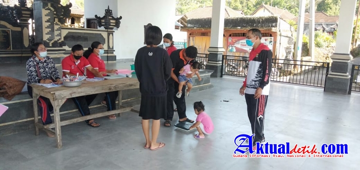 Bhabinkamtibmas Desa Pering Sari, Sambangi Giat Kader Posyandu di Dusun Padangaji Kangin