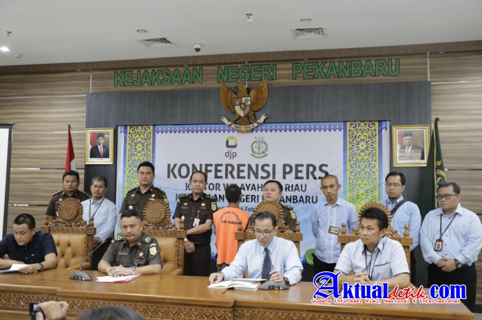 DJP Riau Serahkan Pelaku Kejahatan Perpajakan Kepada Kejari Pekanbaru