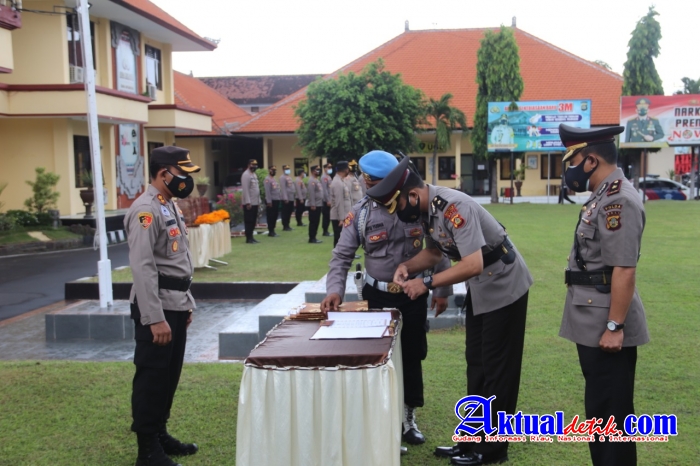 Diguyur Hujan Kapolres Buleleng Tetap Laksanakan Sertijab Dihalaman Apel Polres Buleleng