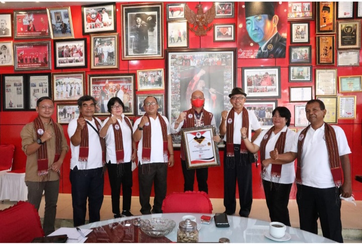 Bupati Nikson Nababan Terima Piagam Pelopor Kemajuan Desa dikawasan tapanuli 2022