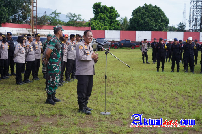 Polri Kerahkan Ribuan Personel Bersihkan Puing-Puing Pasca Gempa Cianjur