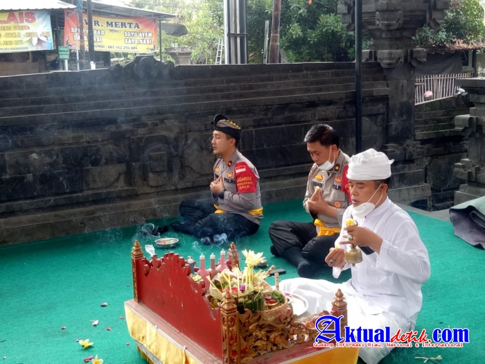Keseimbangan Menjalani Darma Agama dan Darma Negara Pada Personil Polres Karangasem