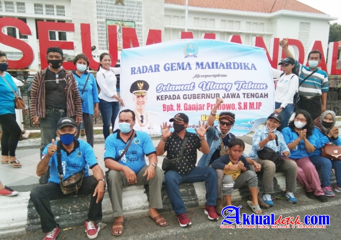 Sambut Ultah Ganjar Ke-53, Relawan Radar Gema Mahardika Bagikan Nasi Bungkus 