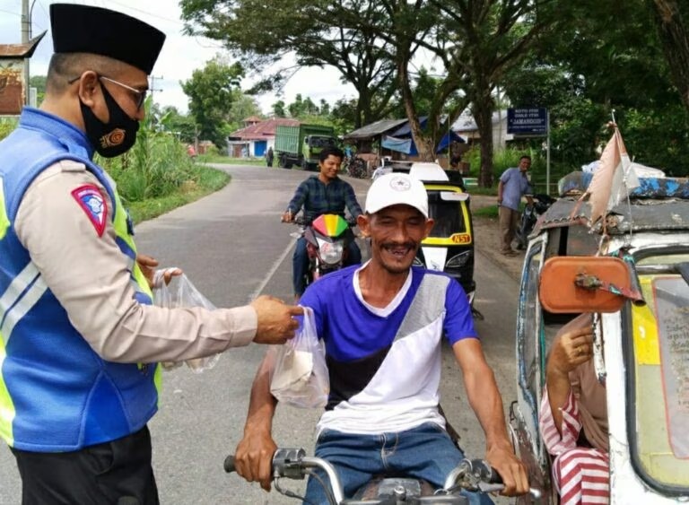 Sat Lantas Polres Madina Bagi Nasi Bungkus Kepada Supir Dan Tukang Becak Dalam Rangka Pos Jubah