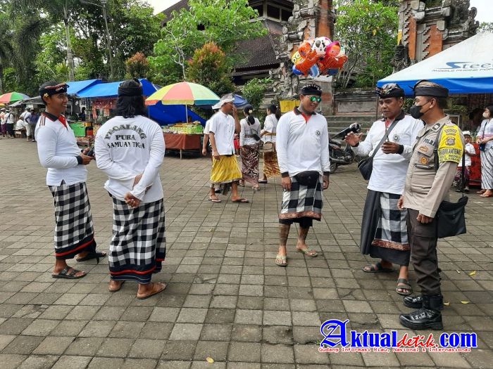 Implementasikan Sipandu Beradat-Kring Polri, Polsek Blahbatuh Gelar Pengamanan Bersama Pecalang