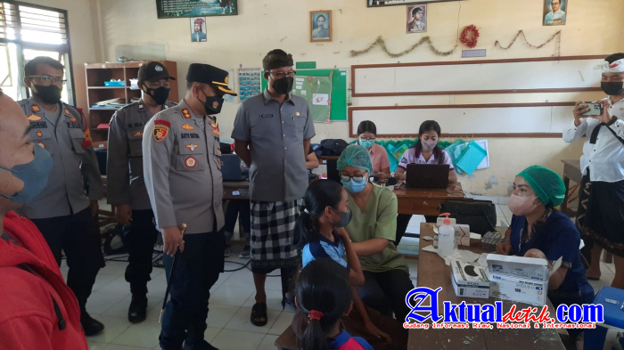 Kapolres Gianyar Tinjau Giat Vaksin Anak di SD Nengeri 3 Sukawati
