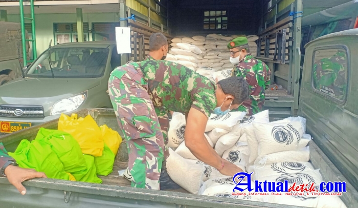 Kodim 1616/Gianyar Salurkan Bantuan 700 Paket Beras Kepada Masyarakat Terdampak PPKM Darurat