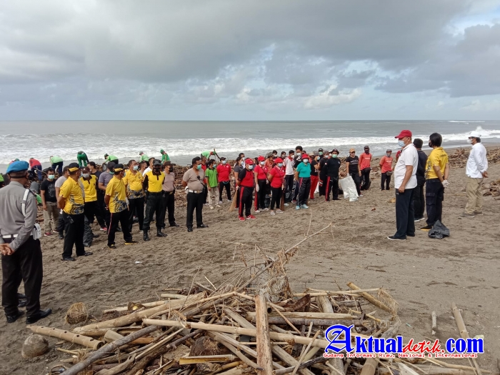 Bersama Instansi Terkait Polsek Kuta Utara Lakukan Bersih Bersih Pantai