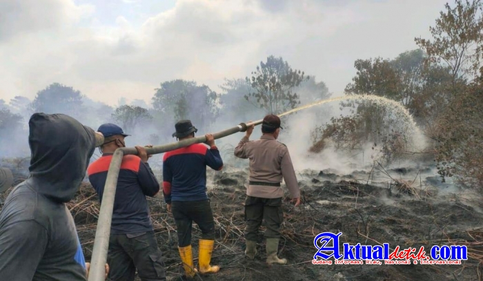 Selamatkan Riau Dari Bencana Asap, Anggota Polda Riau Berjuang Padamkan Api 91 Titik Api