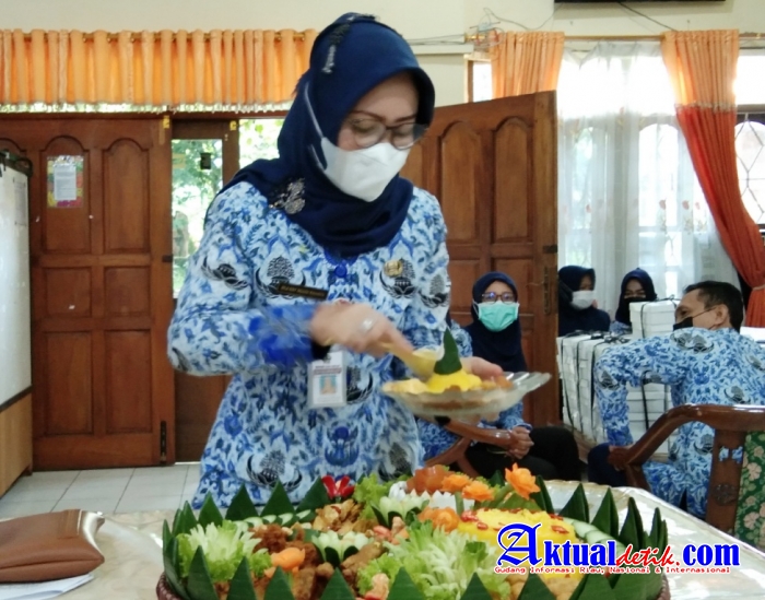 Peringati HUT Korpri Ke-50, SMA Negeri 4 Semarang Gelar Tasyakuran Potong Tumpeng 