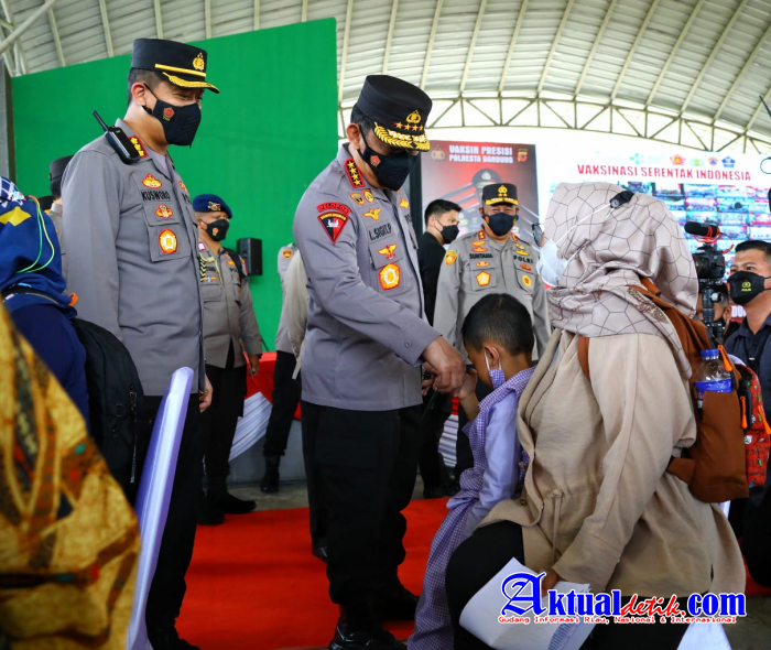 Tinjau Vaksinasi Serentak se-Indonesia, Kapolri Ingatkan Syarat Wajib Laksanakan PTM 100 Persen