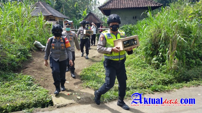 Blusukan Ke Pedesaan dan Bersinergi, Kapolsek Tampaksiring Bagikan Sembako