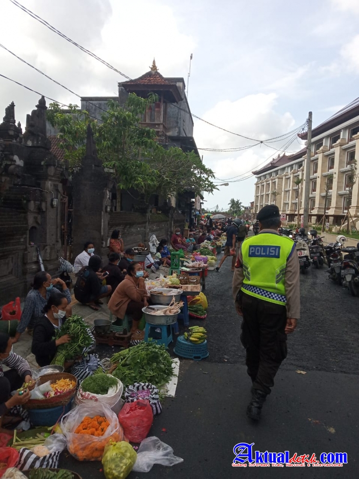 URC Sat. Samapta Polres Gianyar, Himbau Masyarakat Taati Prokes di Pasar Tumpah