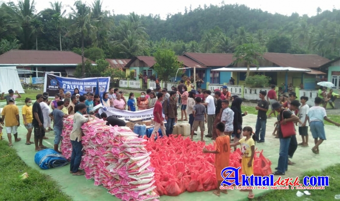 KPMG Malut Menyerahkan Bantuan Korban Banjir di Desa Roko Halut