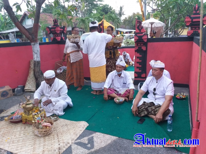 Anggar Kasih Julungwangi Personil Polsek Kawasan Pelabuhan Celukan Bawang Melaksanakan Piodalan