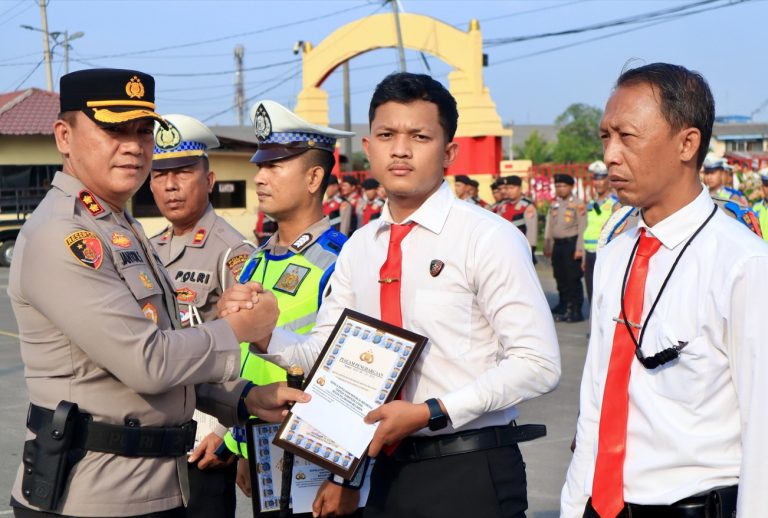 Apresiasi Kinerja Anggota, Kapolres Belawan Beri Penghargaan kepada Personil Berprestasi
