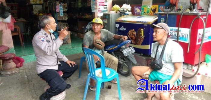 Sambangi Warga Desa Binaan, Bhabinkamtibmas Pering Sari Himbau Penyesuaian Harga BBM