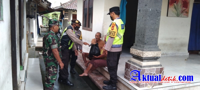 Berbagi dan Peduli, Polsek Ubud Kembali Bagikan Paket Sembako
