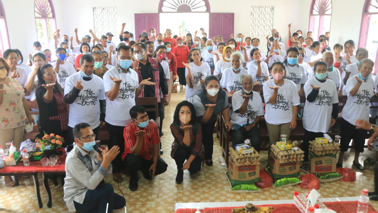 Ketua TP. PKK Taput Kunjungi Warga Korban Bencana Angin Puting Beliung.