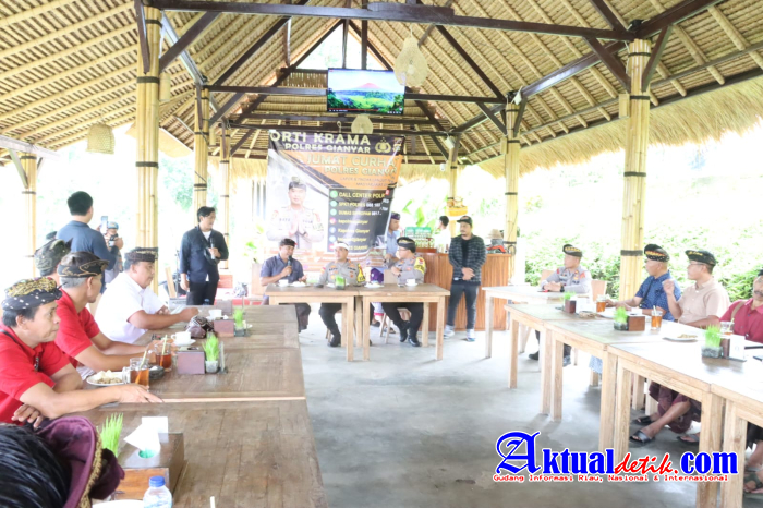 Tanggapi Secara Langsung Keluhan Masyarakat, Polres Gianyar Gelar Kegiatan "Jumat Curhat "