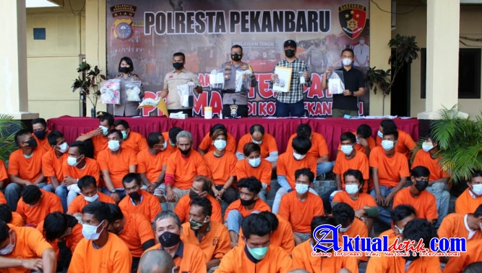 Polresta Pekanbaru dan Jajaran Amankan 79 Preman, Senjata Tajam dan Pistol Mainan Turut Diamankan