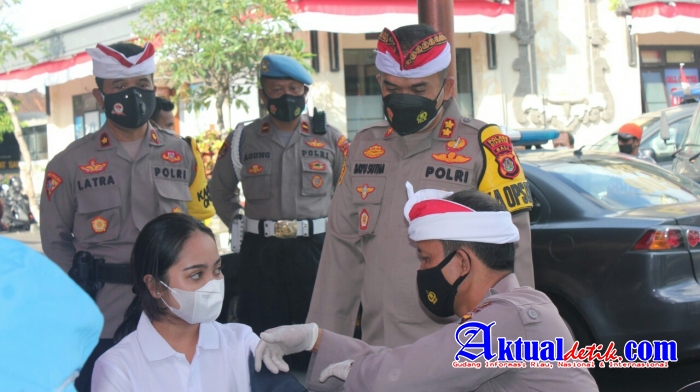 Tingkatkan Imun Tubuh, Kapolres Gianyar Tinjau Langsung Pelaksanaan Vaksinasi di Polres Gianyar