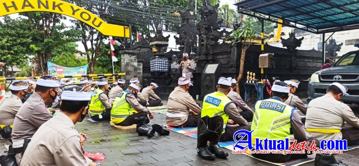 Kapolsek Kuta Bersama Personel Umat Hindu Laksanakan Sembahyang Bersama Bhakti Religi