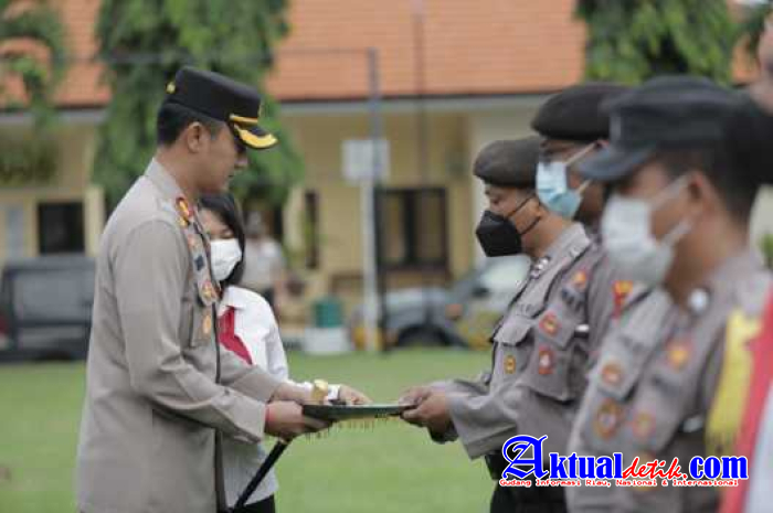 Lima Personel Yang Berprestasi Mendapatkan Apresiasi Kapolres Buleleng