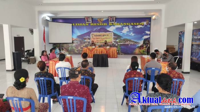 Dipimpin Waka Polres, Dua Pasang Personil Polres Karangasem Mengikuti Sidang BP4R