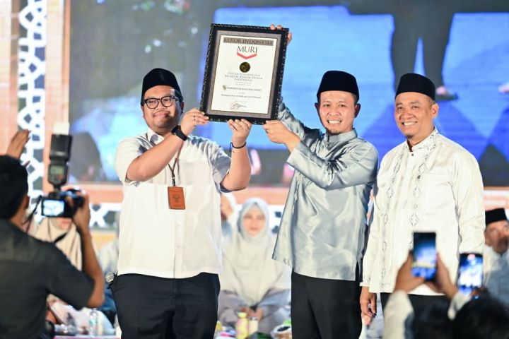Pemko Pekanbaru Torehkan Rekor MURI, 9.184 ASN Serentak Baca Surah Al-Mulk di Masjid Agung An-Nur