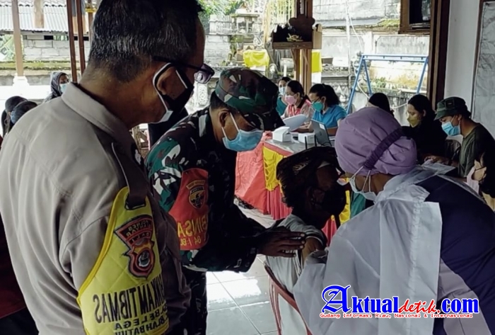 Antusias Warga Dalam Vaksinasi Lansia di Desa Belega, Dijemput dan Didampingi Anggota TNI-Polri