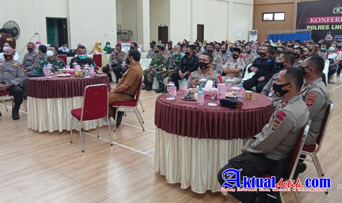 Kapolres membuka secara resmi kegiatan vaksinasi massal Polri, TNI dan masyarakat