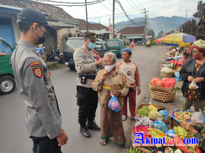Polres Karangasem Edukasi Prokes dan Bagikan Masker Gratis Pada Masyarakat Desa Selat