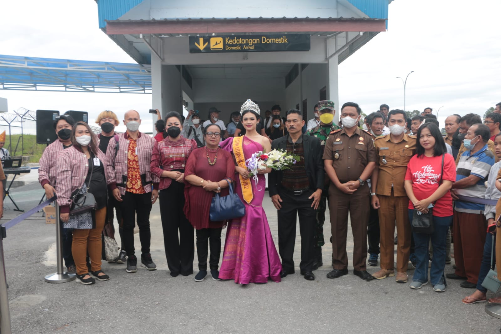 Tiba di Bandara internasional Silangit, POI 2022 Gresita Siahaan Disambut Ketua Dekranasda Taput.