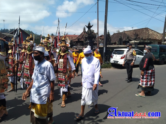 Sinergitas Bhabinkamtibmas dan Bhabinsa Desa Duda,Amankan Upacara Agama dan Himbau Warga Taat Prokes