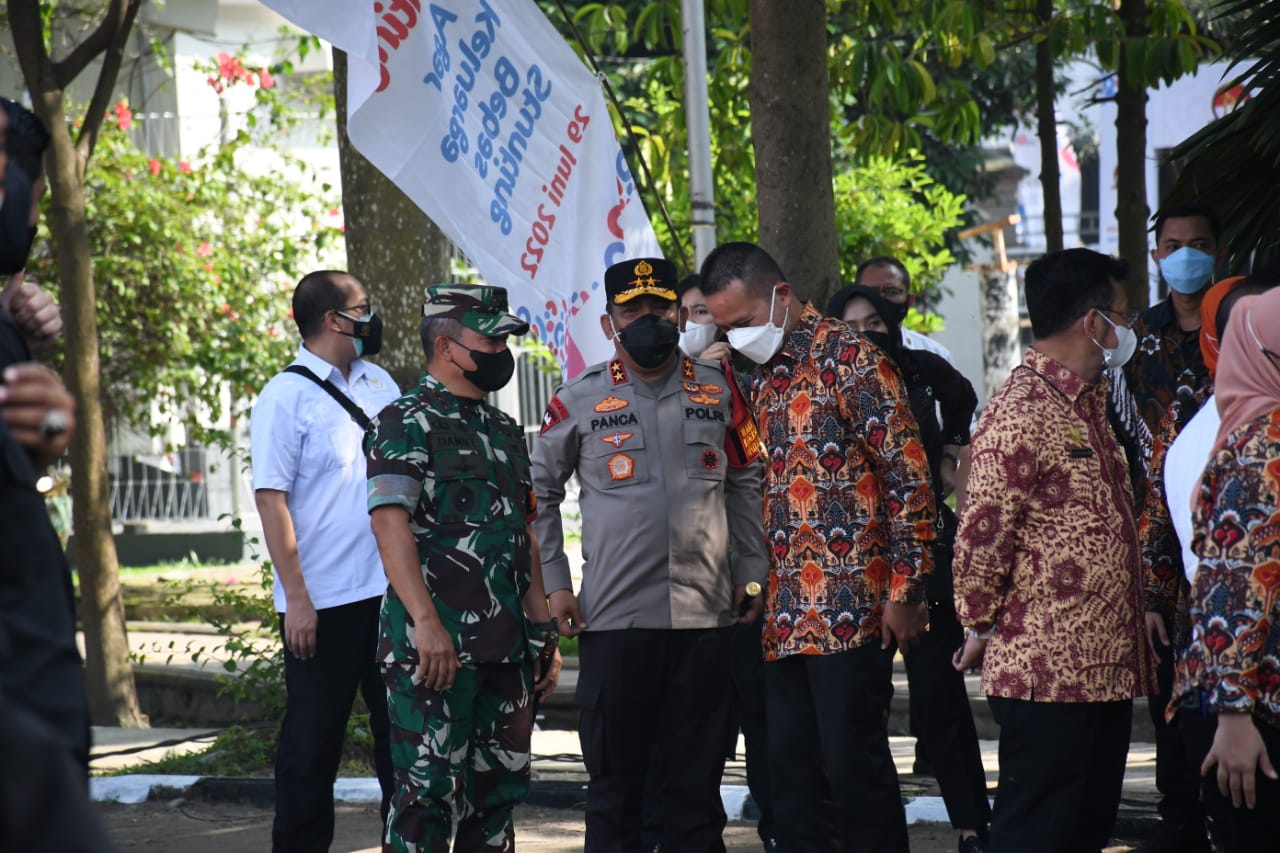Kapoldasu dampingi Presiden dan Ibu Iriana Bagi Bansos dan Belanja Buah di Pasar Petisah Medan