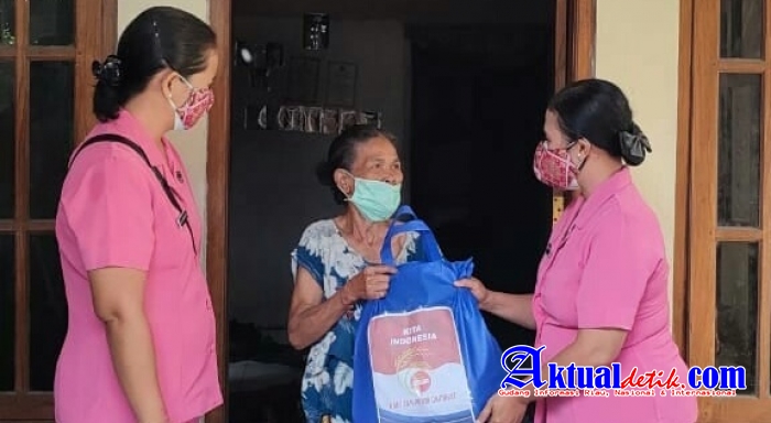 Polri Peduli, Kapolsek Sidemen Dan Bhayangkari Bagikan Sembako Ke Warga Kurang Mampu