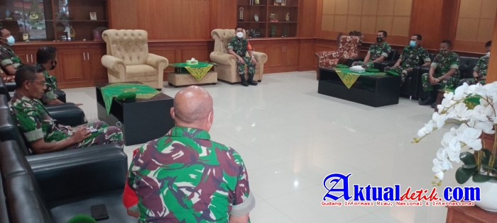 Dandim 1616/Gianyar Antar Personel Yang Bergabung Dalam Satgas Apter Kodam IX/Udayana