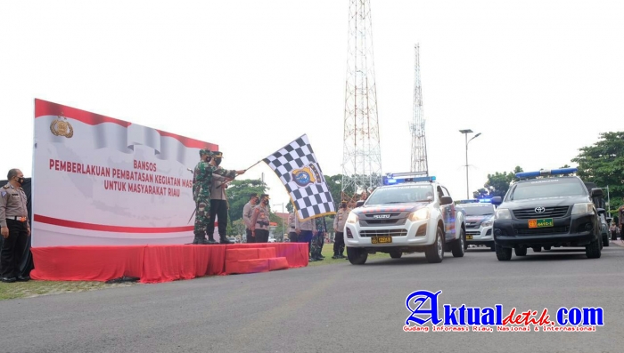 Berjuang Bersama Melawan Covid-19, Kapolda Bersama Danrem Lepas Penyerahan 503 Paket Bansos