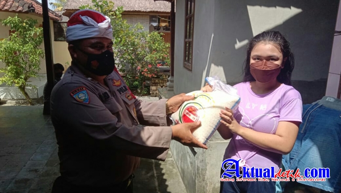 Ditengah Pandemi Covid-19, Bhabinkamtibmas Polres Gianyar Salurkan Bantuan Sembako