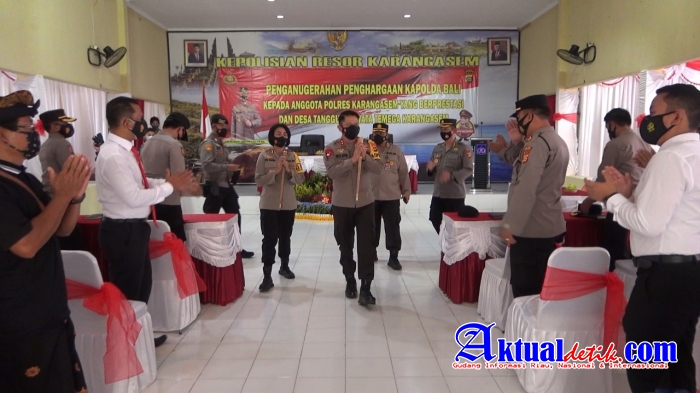 Kapolda Bali Berikan Penghargaan Personil yang Berprestasi dan Pemenang Desa Tangguh Dewata
