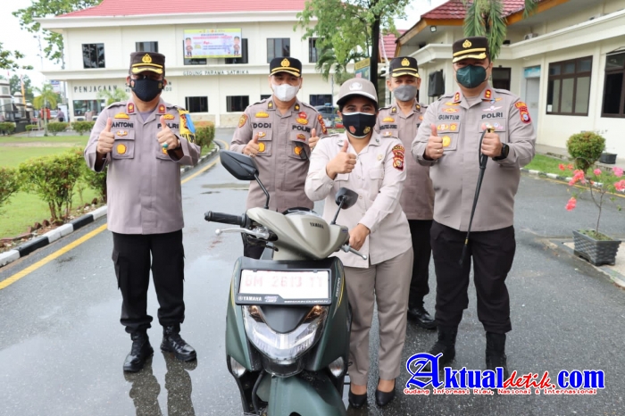 Sukses Ajak Masyarakat Untuk Vaksin,Ibu ini Dapat Motor Dari Kapolres Pelalawan