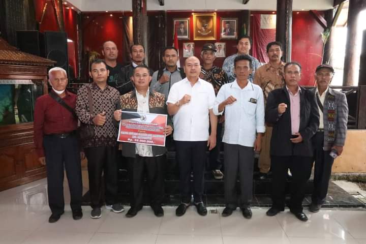 Bupati Taput Menyerahkan Bantuan Kepada Penerima Dana Hibah Pembangunan Rumah Ibadah