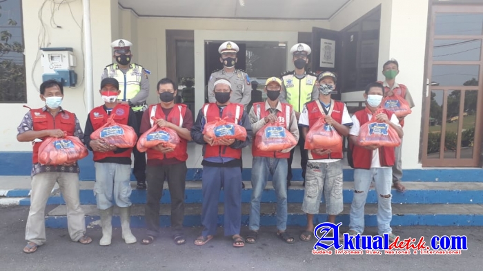 Operasi Keselamatan Telabang 2021 Sat Lantas Polres Bangka Barat Bagikan Sembako Ke Tukang Ojek